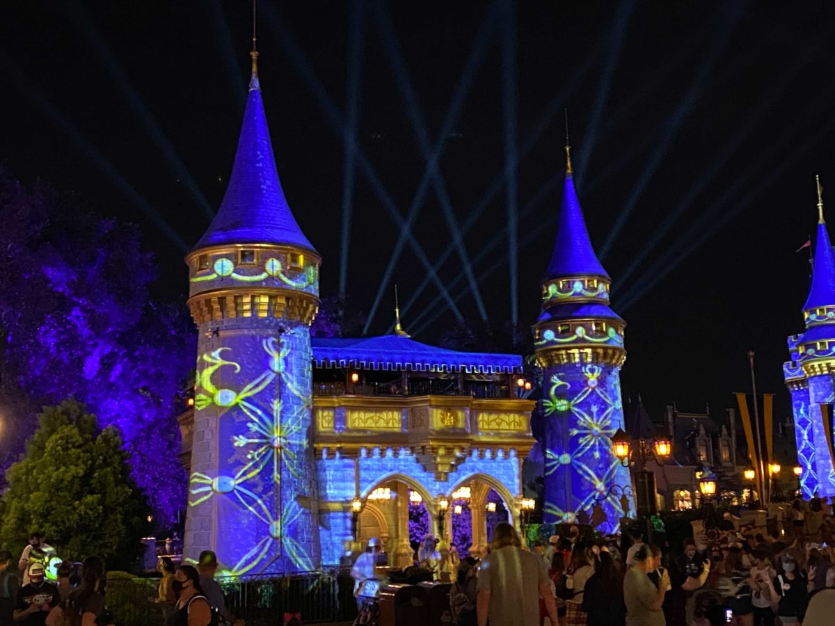 cinderella-castle-projections-christmas-2020_13-1878134