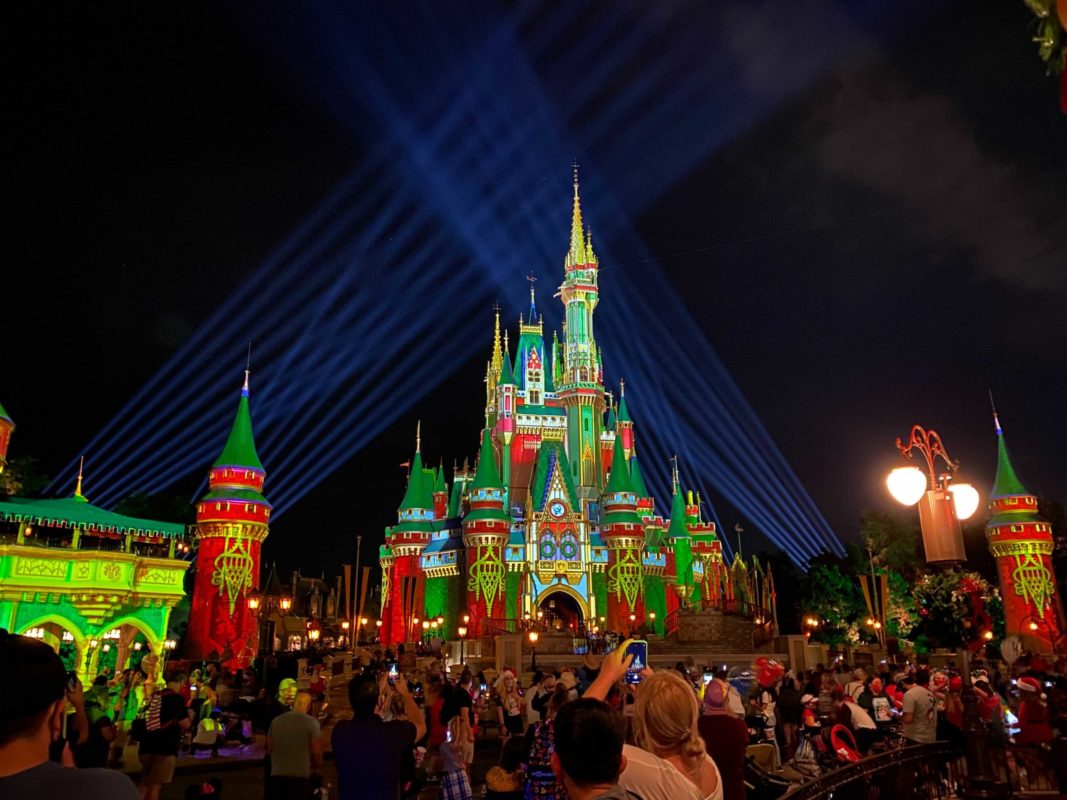 cinderella-castle-projections-christmas-2020_17-7660524