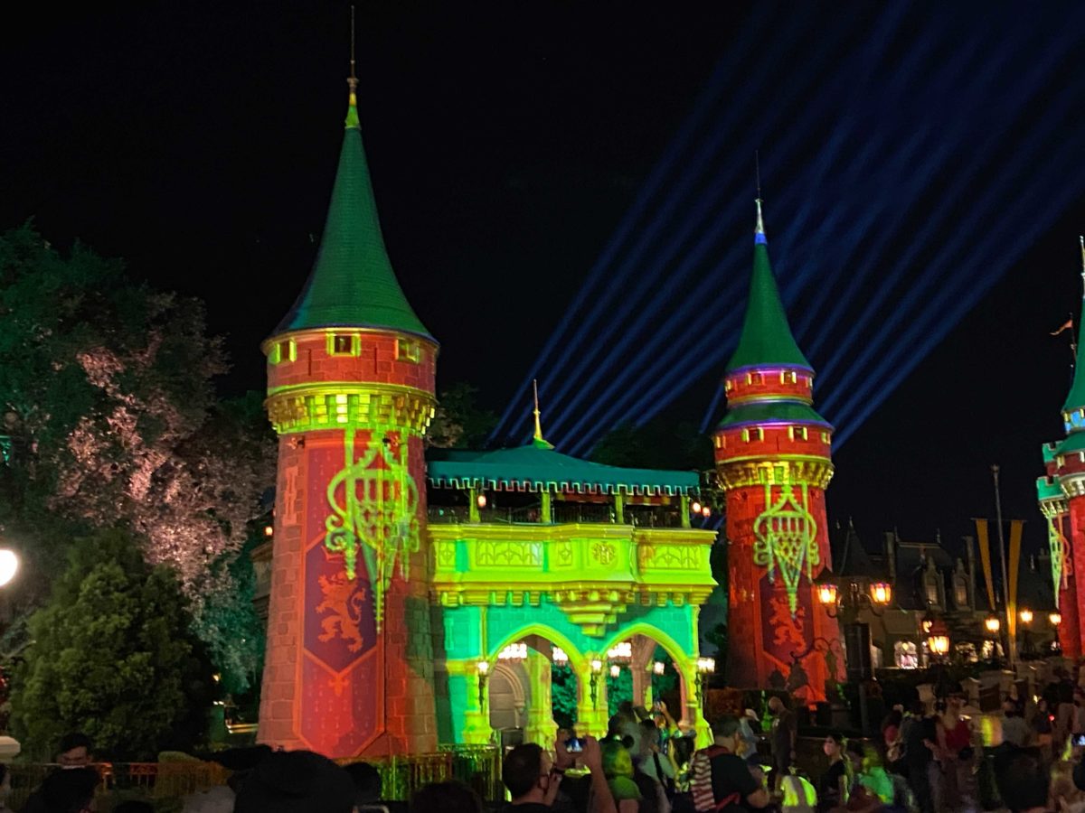 cinderella-castle-projections-christmas-2020_19-2453730