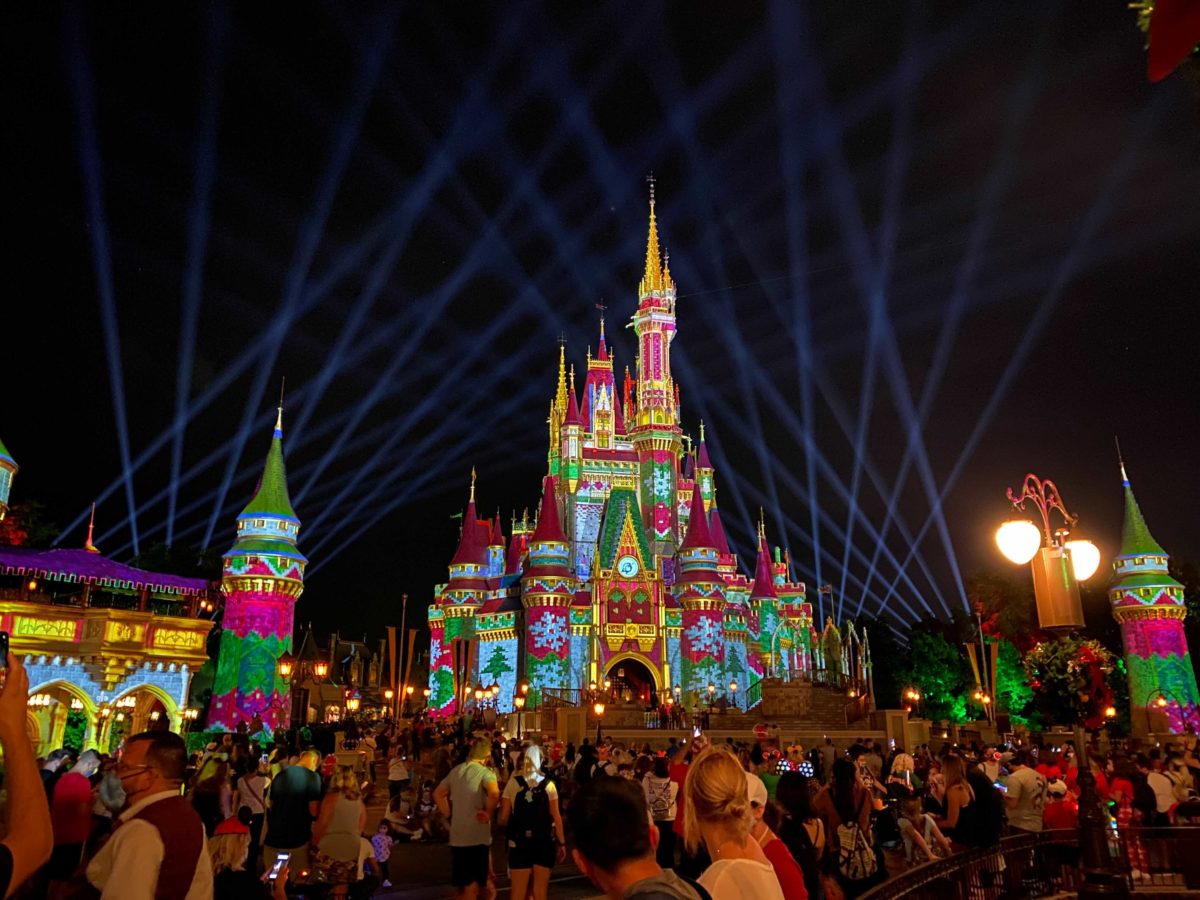 cinderella-castle-sweater-projections-christmas-2020_1-1700304