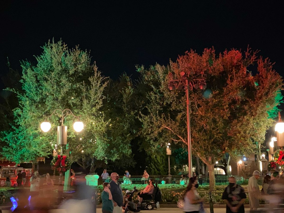 cinderella-castle-sweater-projections-christmas-2020_2-6725387