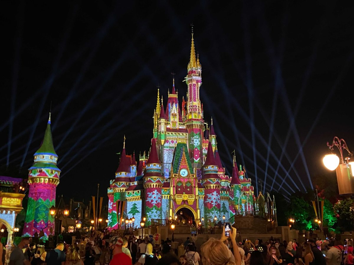 cinderella-castle-sweater-projections-christmas-2020_4-9559870