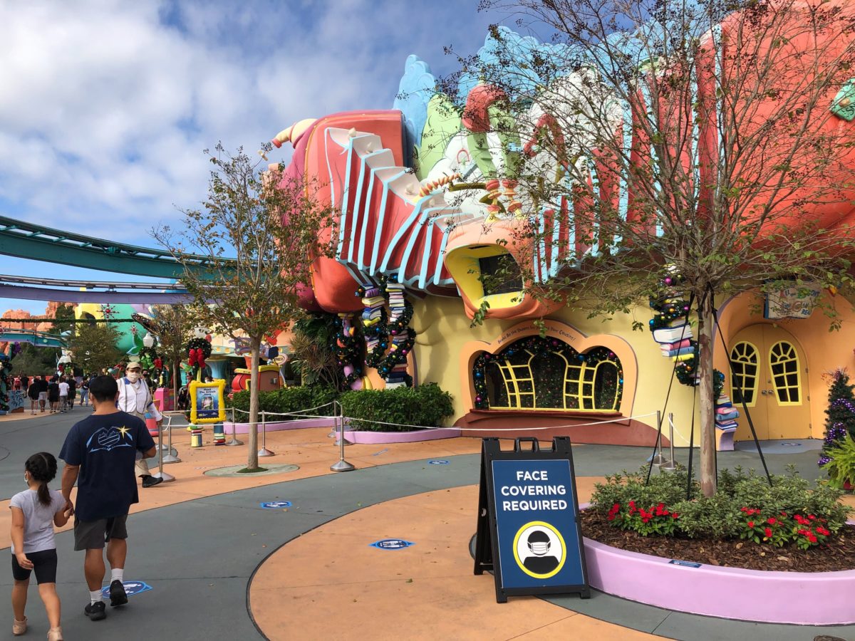 grinchmas-grinch-photo-experience-2020-uni_1
