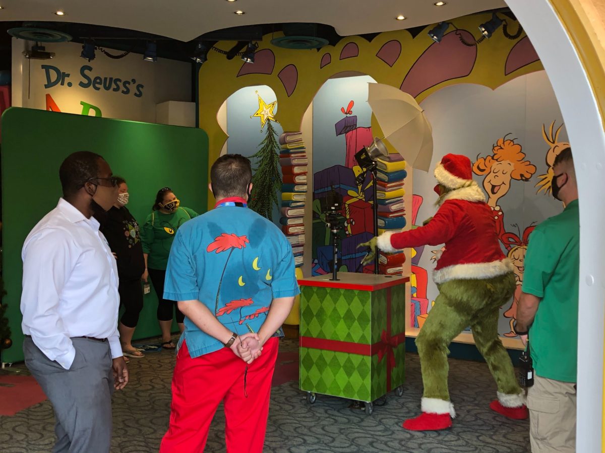 grinchmas-grinch-photo-experience-2020-uni_13