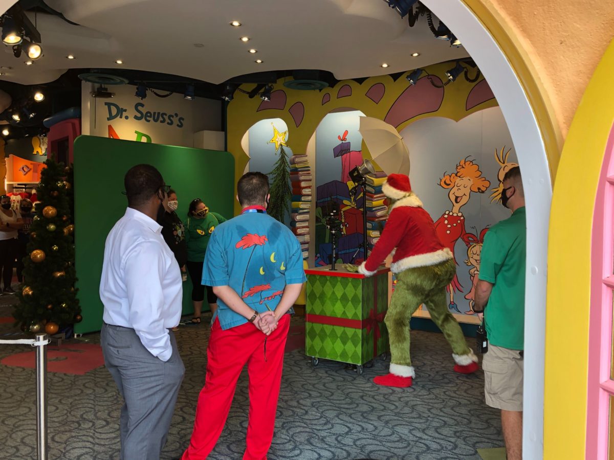 grinchmas-grinch-photo-experience-2020-uni_14