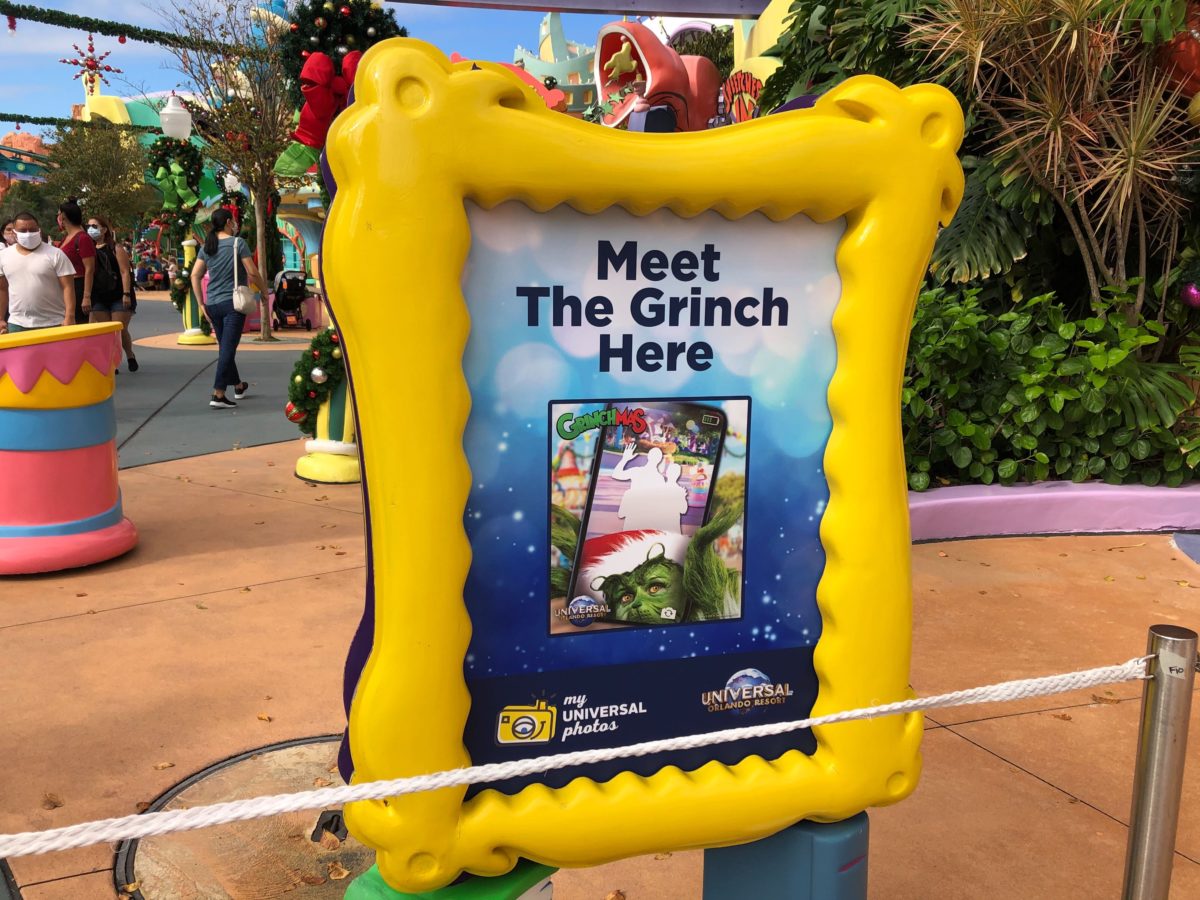 grinchmas-grinch-photo-experience-2020-uni_16