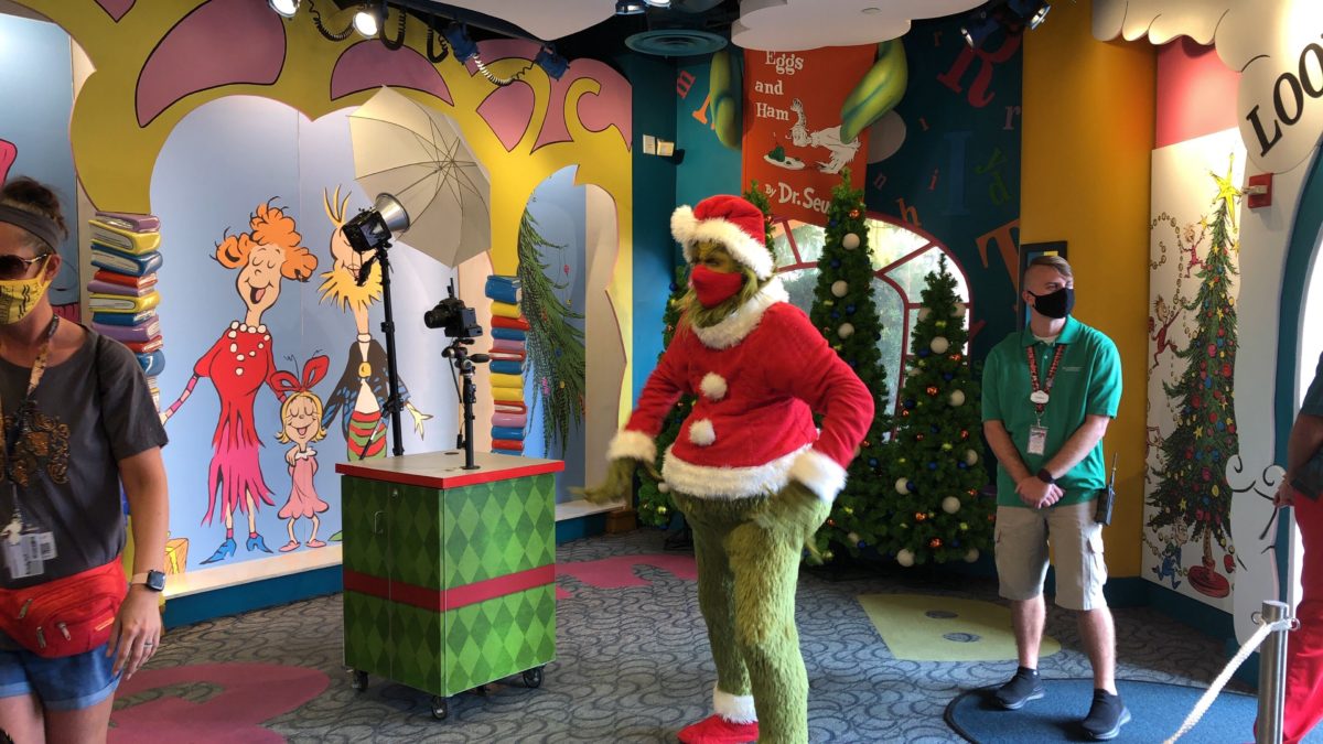 grinchmas-grinch-photo-experience-2020-uni_2