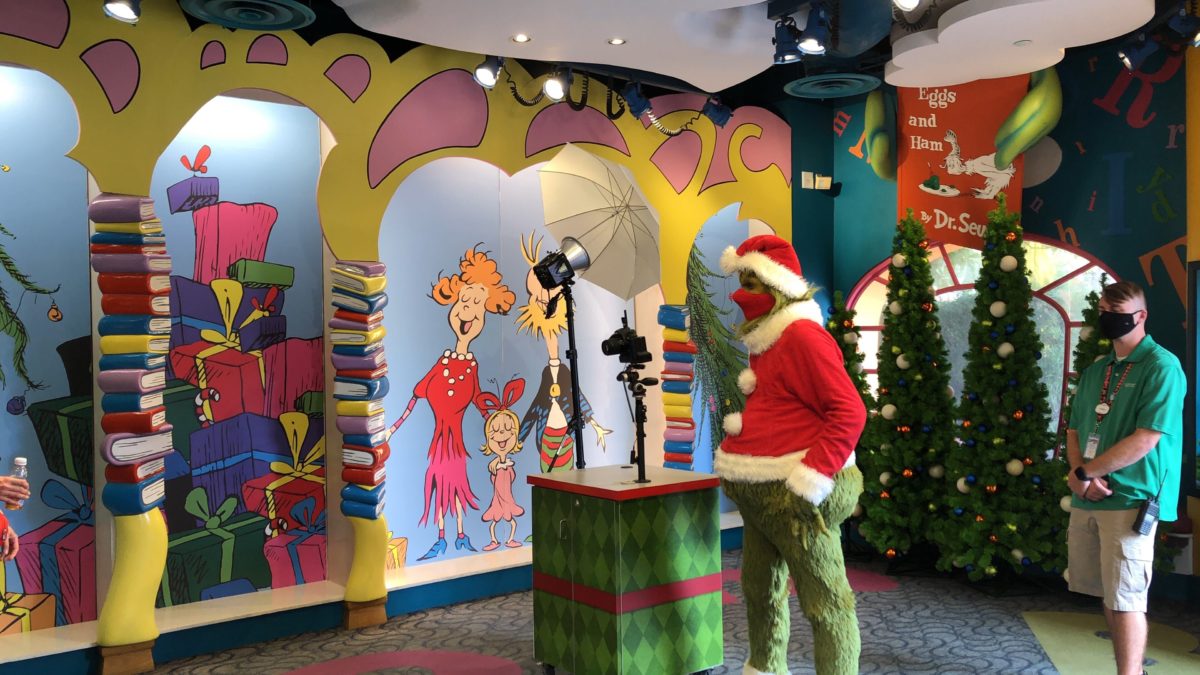 grinchmas-grinch-photo-experience-2020-uni_4