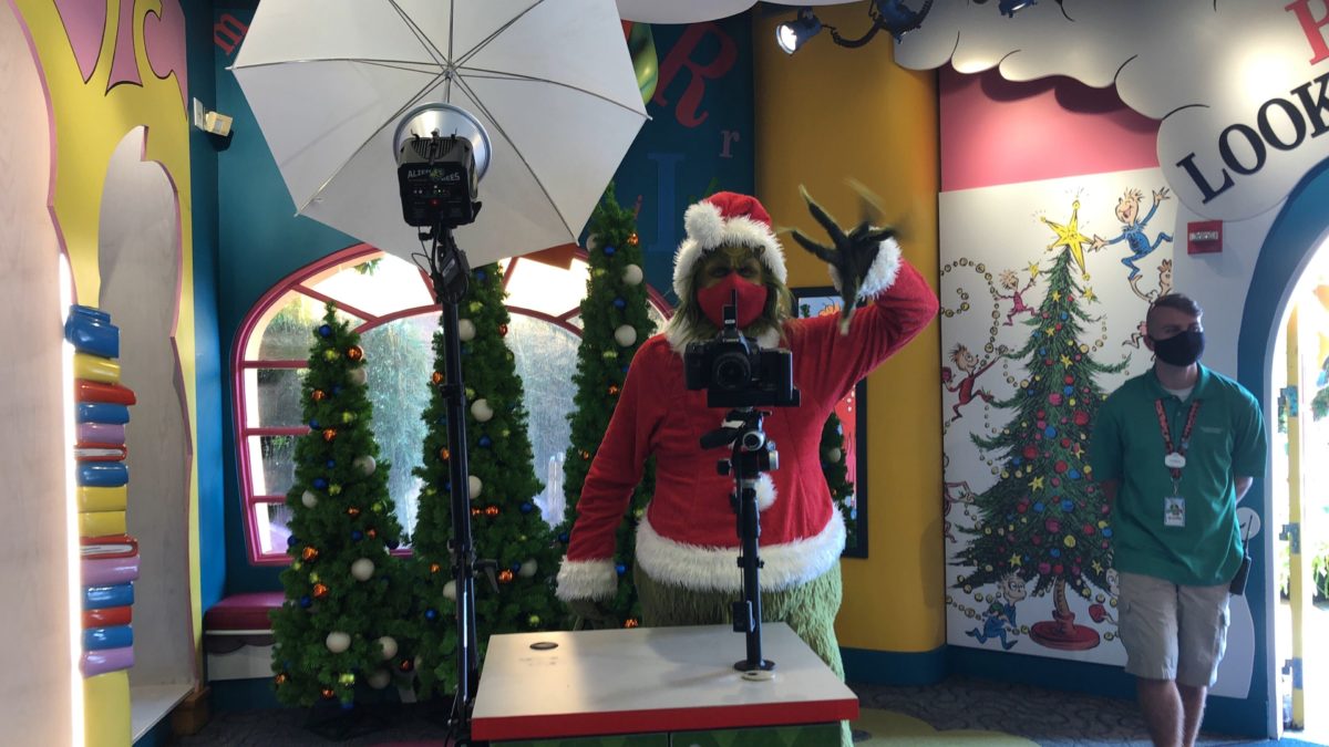 grinchmas-grinch-photo-experience-2020-uni_8