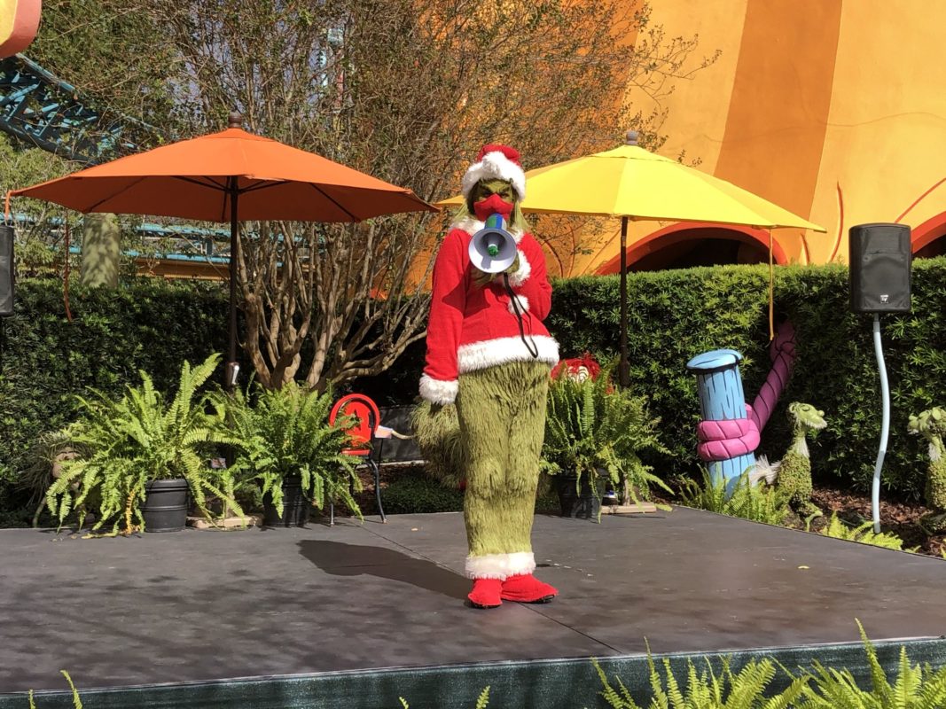 grinchmas-stage-performance-2020-seuss-landing-whos_15