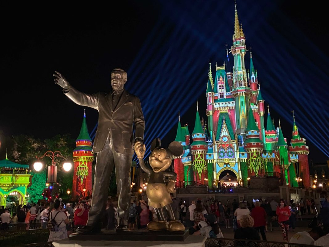holiday-cinderella-castle-red-green-projection-partners-statue-6