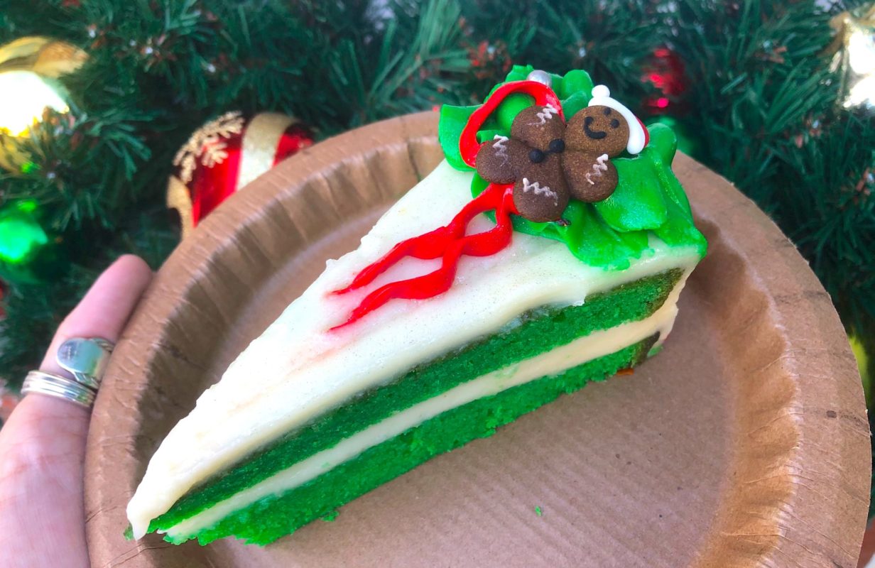 holiday-wreath-cake-treat-trail-universal-studios-florida-9-6344289-featured