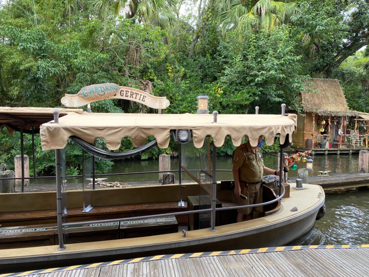 jingle-cruise-garland-gertie