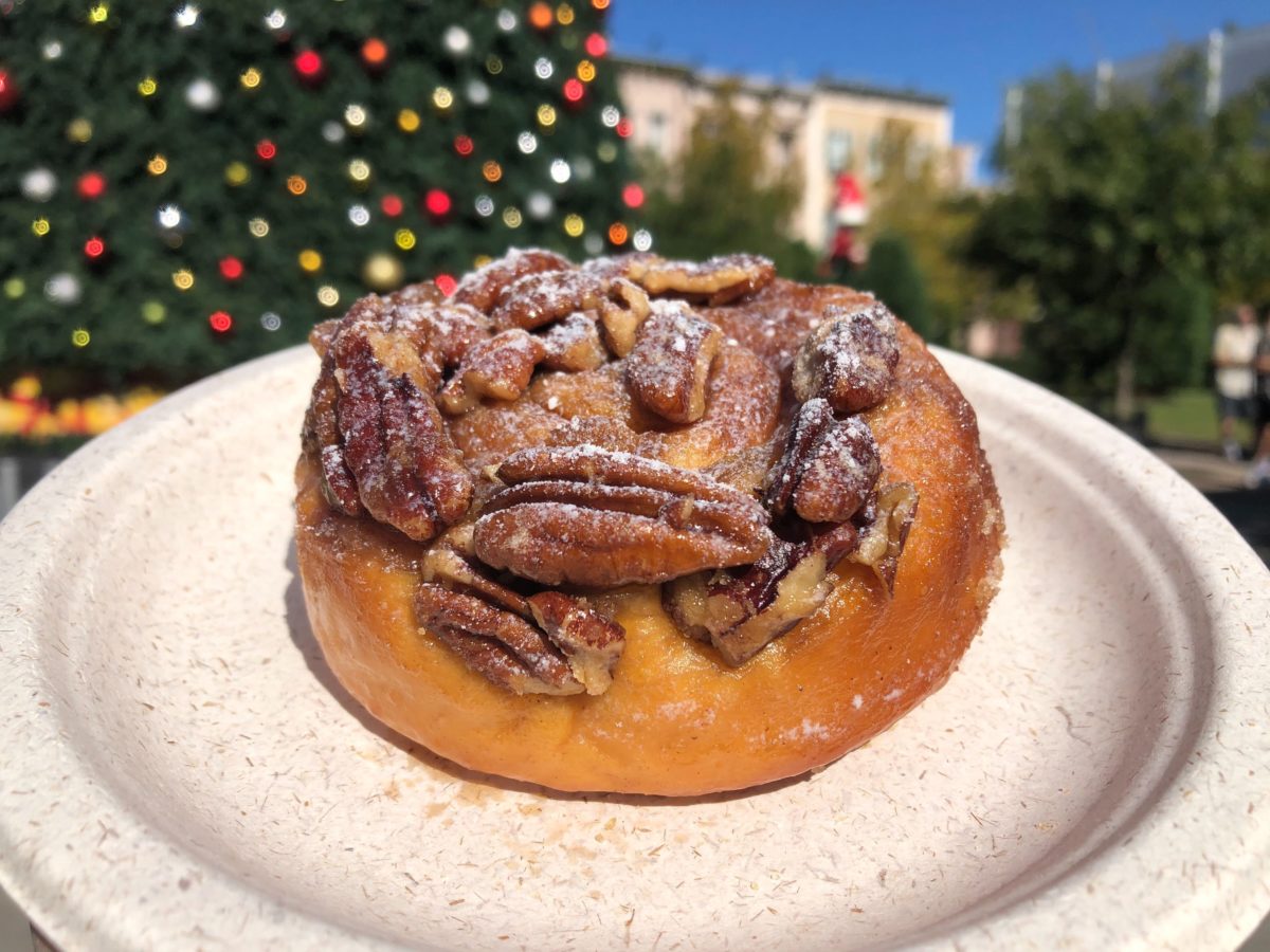 maple-pecan-sticky-bunz-universal-studios-florida-review-holiday-tribute-store-5-1650329