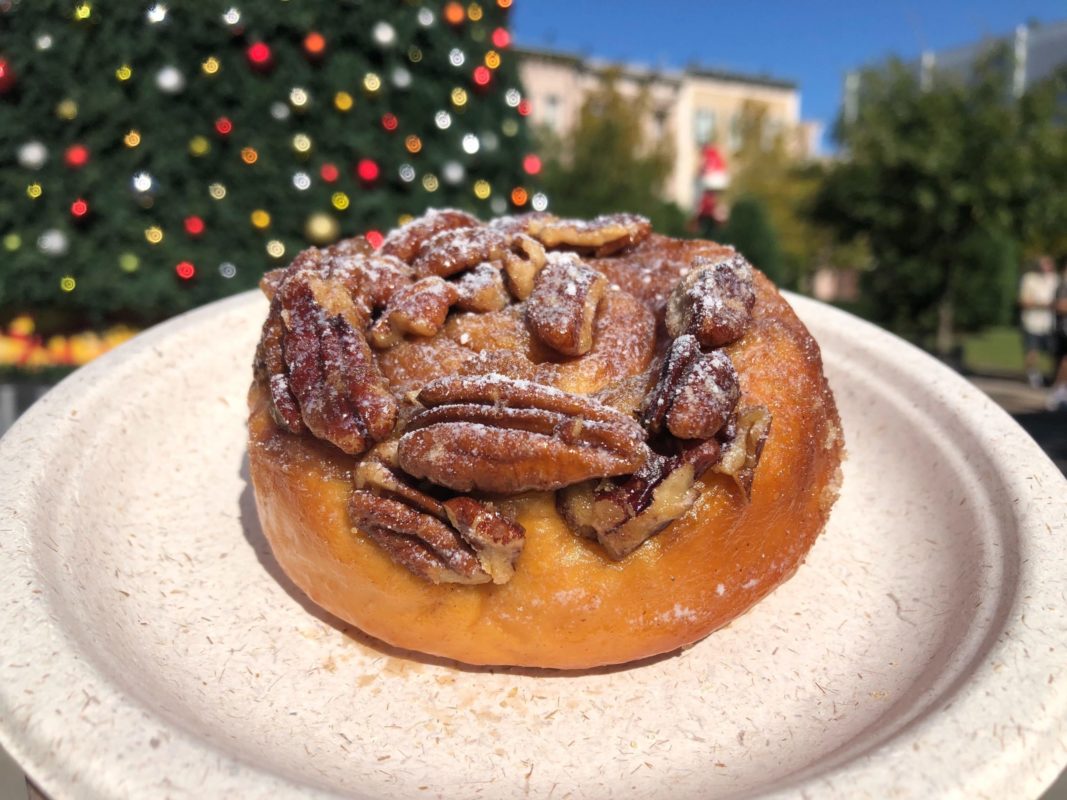 maple-pecan-sticky-bunz-universal-studios-florida-review-holiday-tribute-store-5-1650329