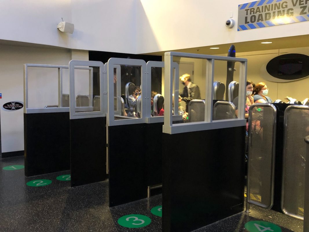 men-in-black-alien-attack-plexiglass-dividers-4