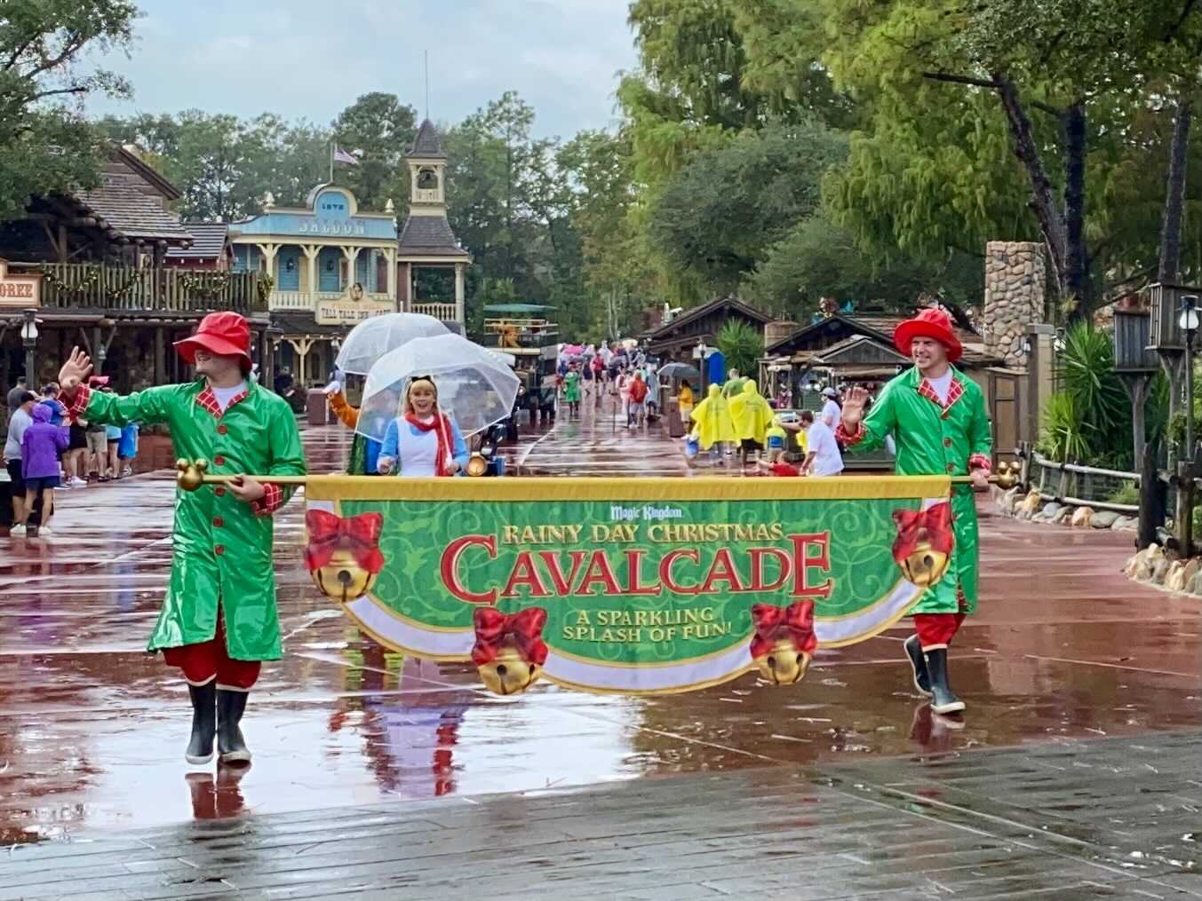 mickey-christmas-rainy-day-cavalcade-1