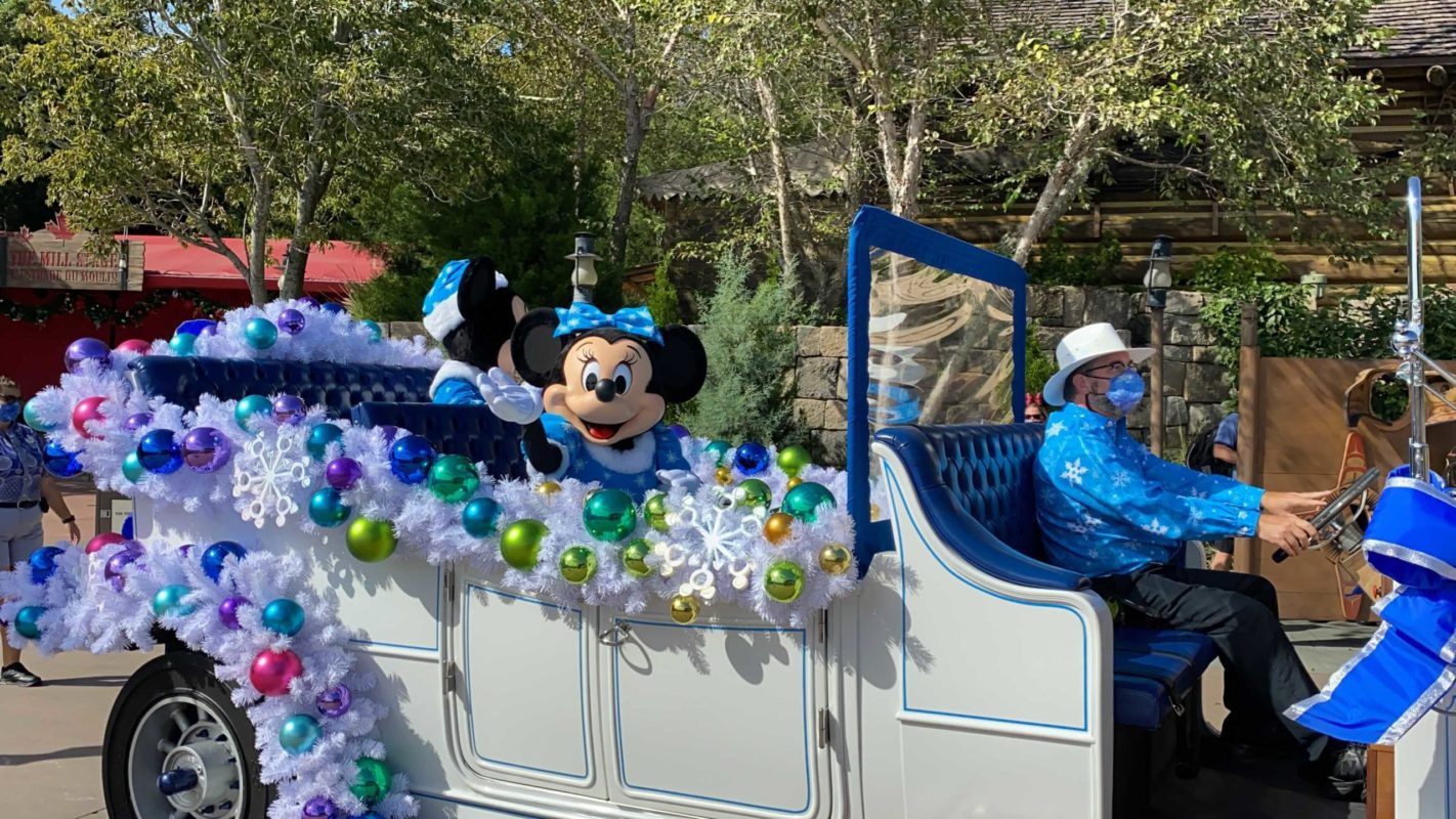 mickey-friends-holiday-cavalcade-16