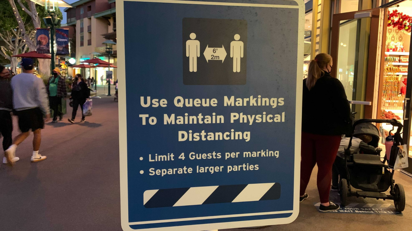 new-signage-limited-guests-per-qeue-line