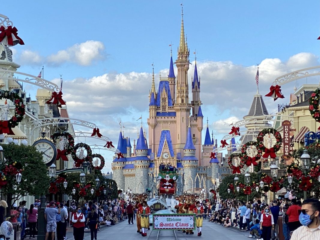 cinderella-castle-santa-cavalcade-featured-image-hero-magic-kingdom-12232020-7375839