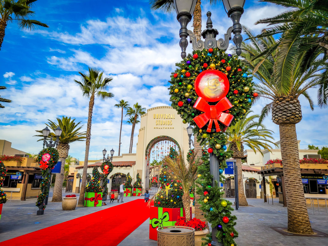 citywalk_covid_shutdown_09_universal_arch_christmas_decorations_wreaths