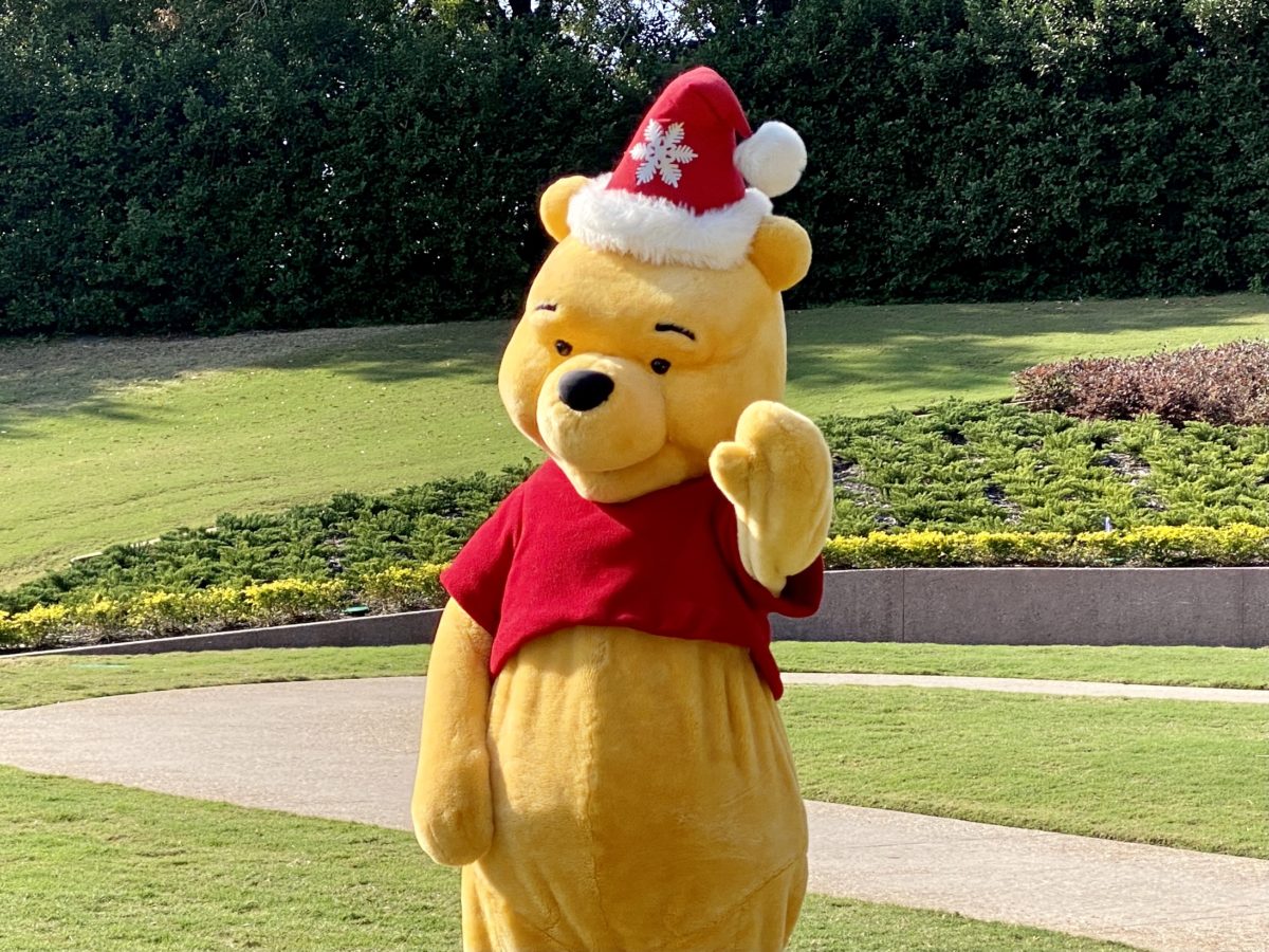 winnie-the-pooh-santa-hat-greets-guests-epcot-12152020-5791625