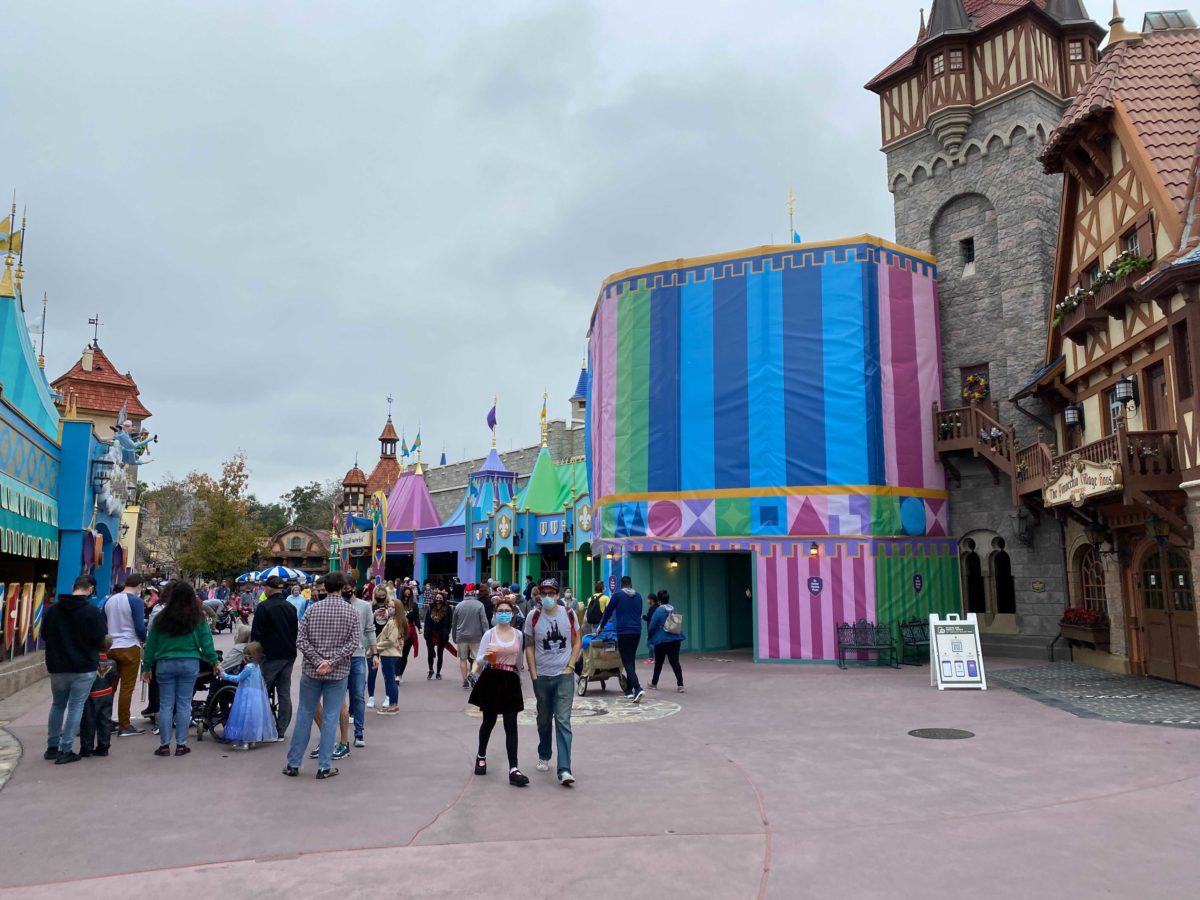 its-a-small-world-entrance-sign-return-2