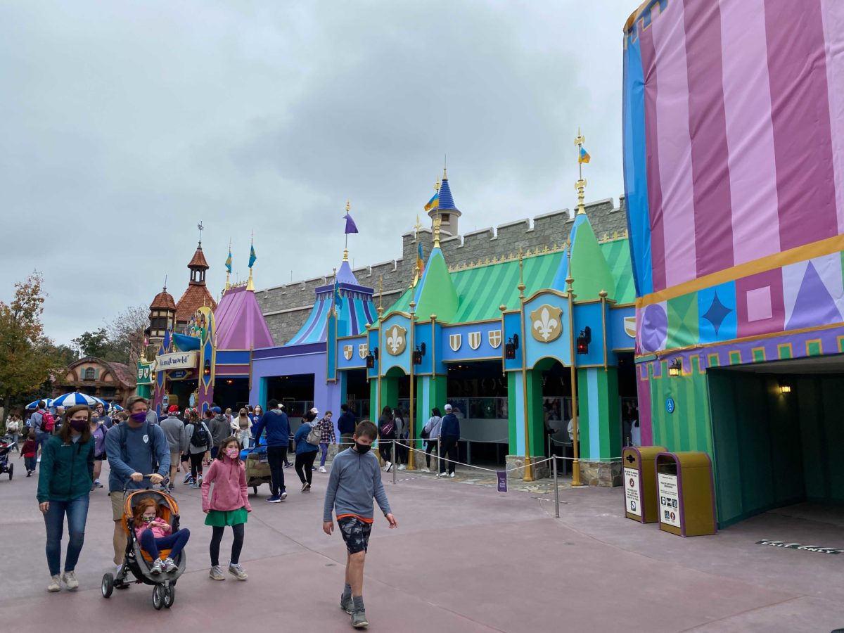 its-a-small-world-entrance-sign-return-3