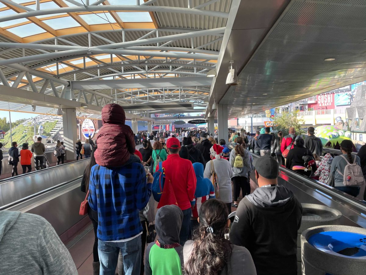 universal-crowds-12-18-1