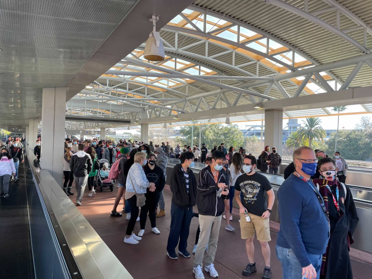 universal-crowds-12-18-5