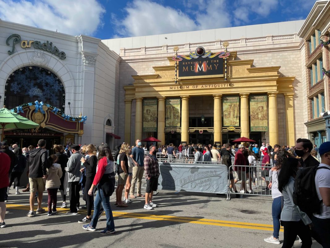 universal-crowds-12-19-1