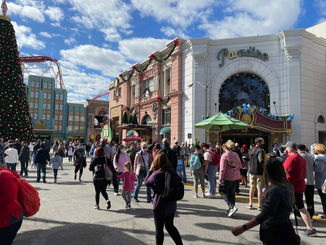 universal-crowds-12-19-2