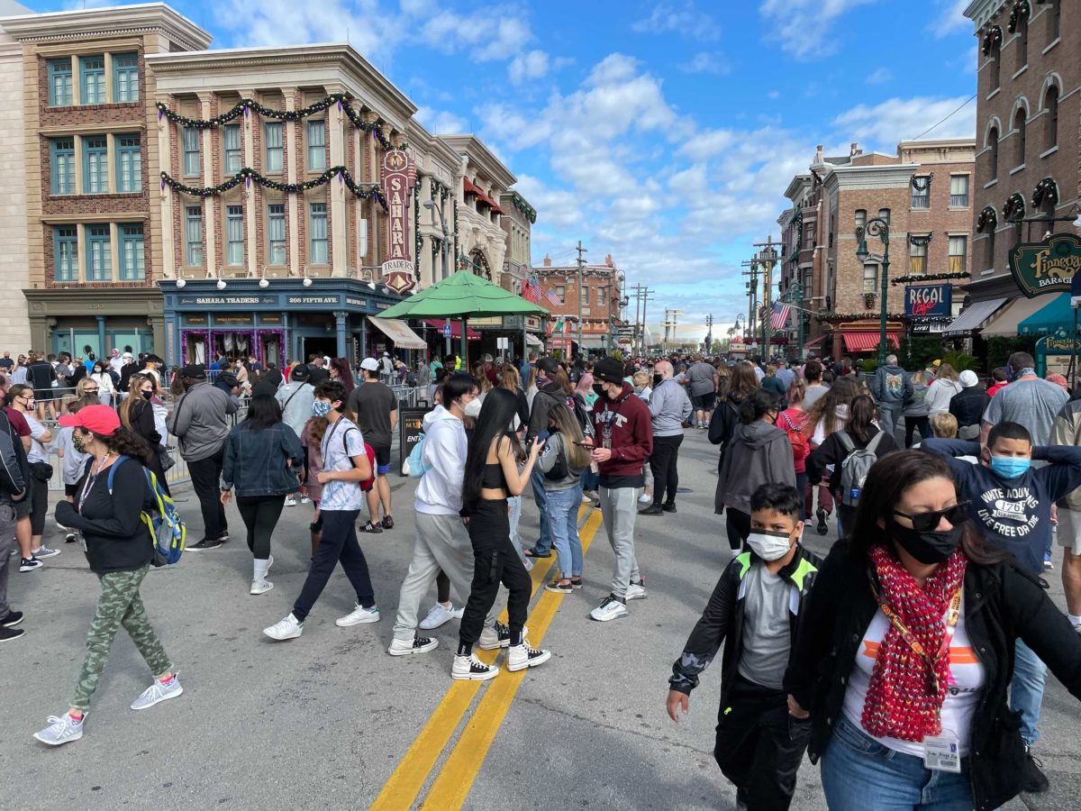 universal-crowds-12-19