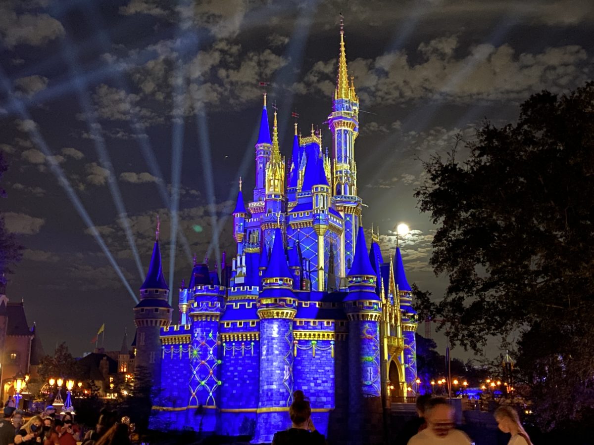 cinderella-castle-christmas-projection-moon-magic-kingdom-12312020-2828989