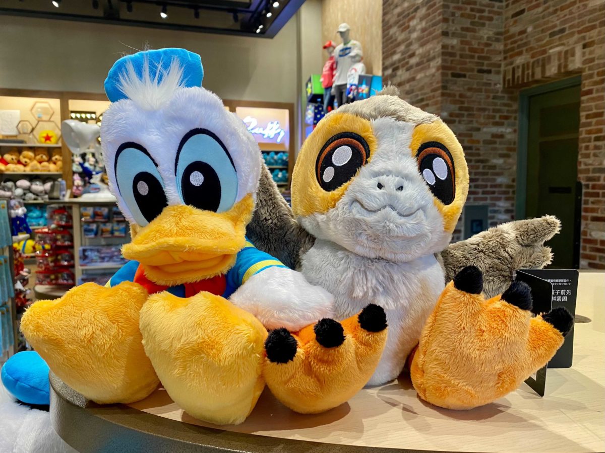 big-feet-donald-and-porg