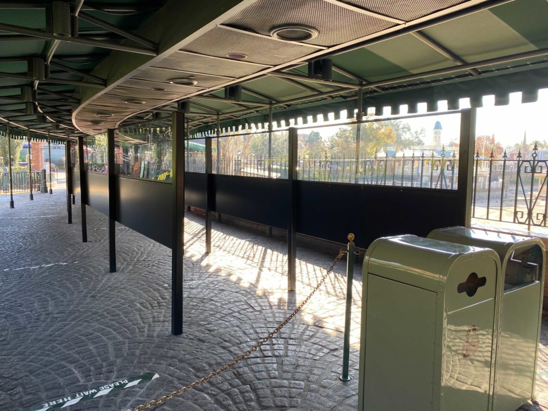 haunted-mansion-queue-dividers-0