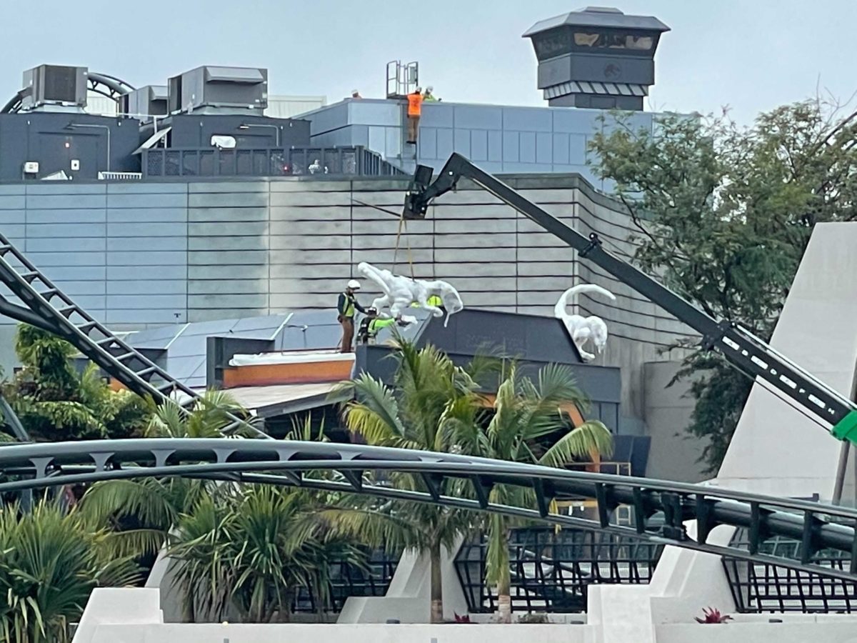 jurassic-world-velocicoaster-entrance-raptor-install-6-4624663