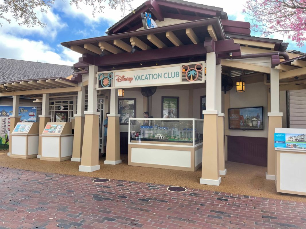 riviera resort lego sculpture