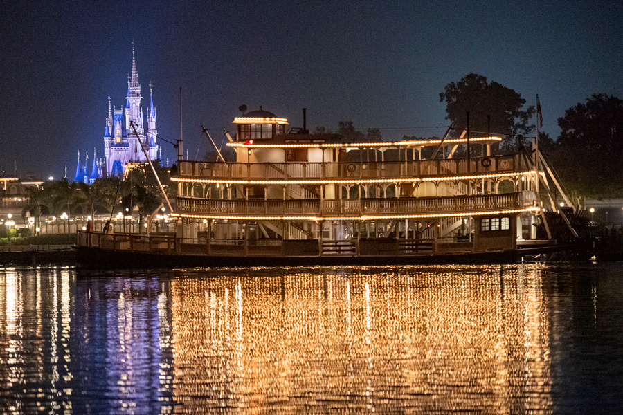 liberty-belle-riverboat-night