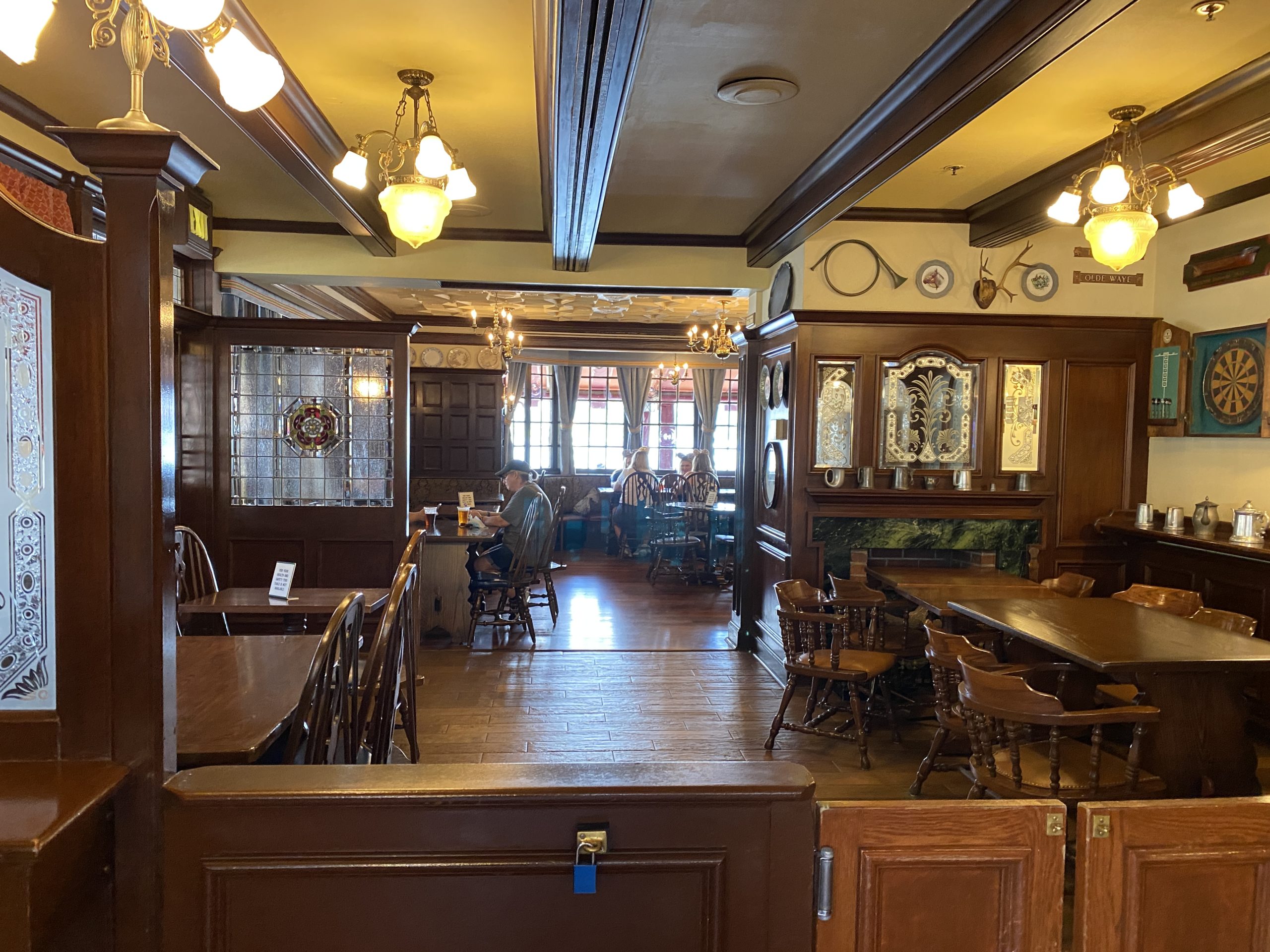 rose-and-crown-dining-room-open-for-bar-guests-epcot-02152021-2698466