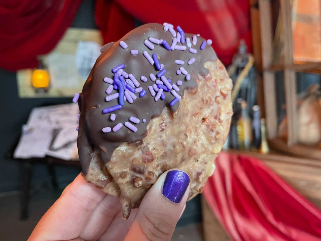 universal-mardi-gras-salted-caramel-praline-cookie-sandwich-review-2-10-21-1-9554253