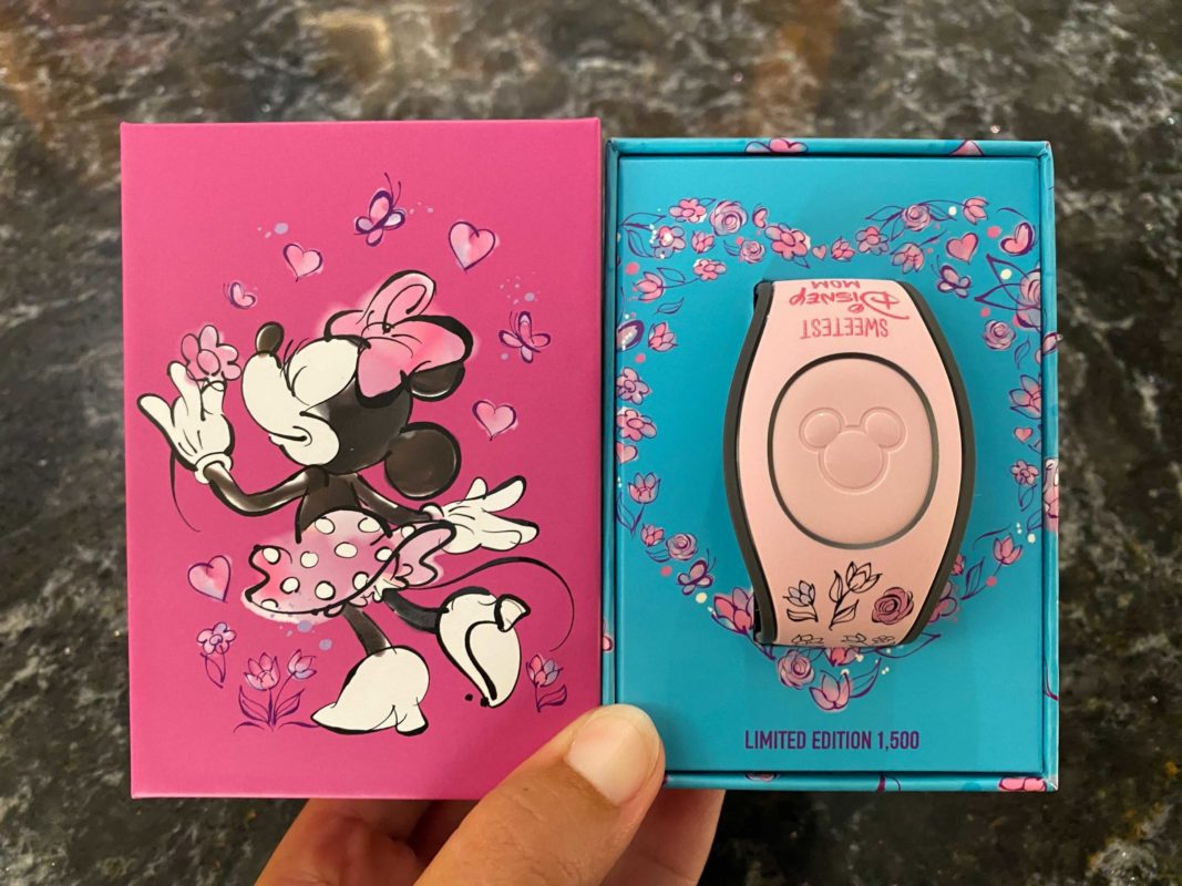 minnie-mouse-mom-magicband