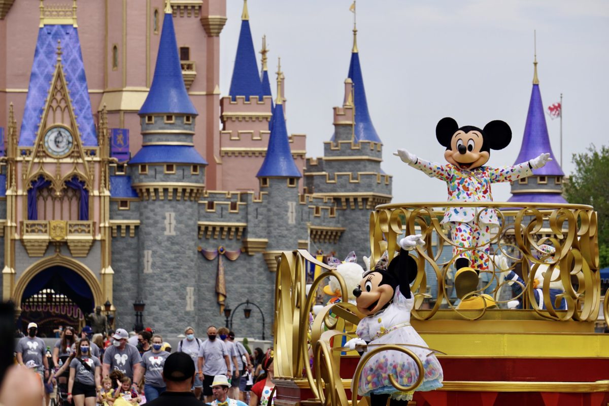 mickey-and-friends-cavalcade-main-street-usa-cinderella-castle-featured-image-hero-magic-kingdom-03292021-2008898