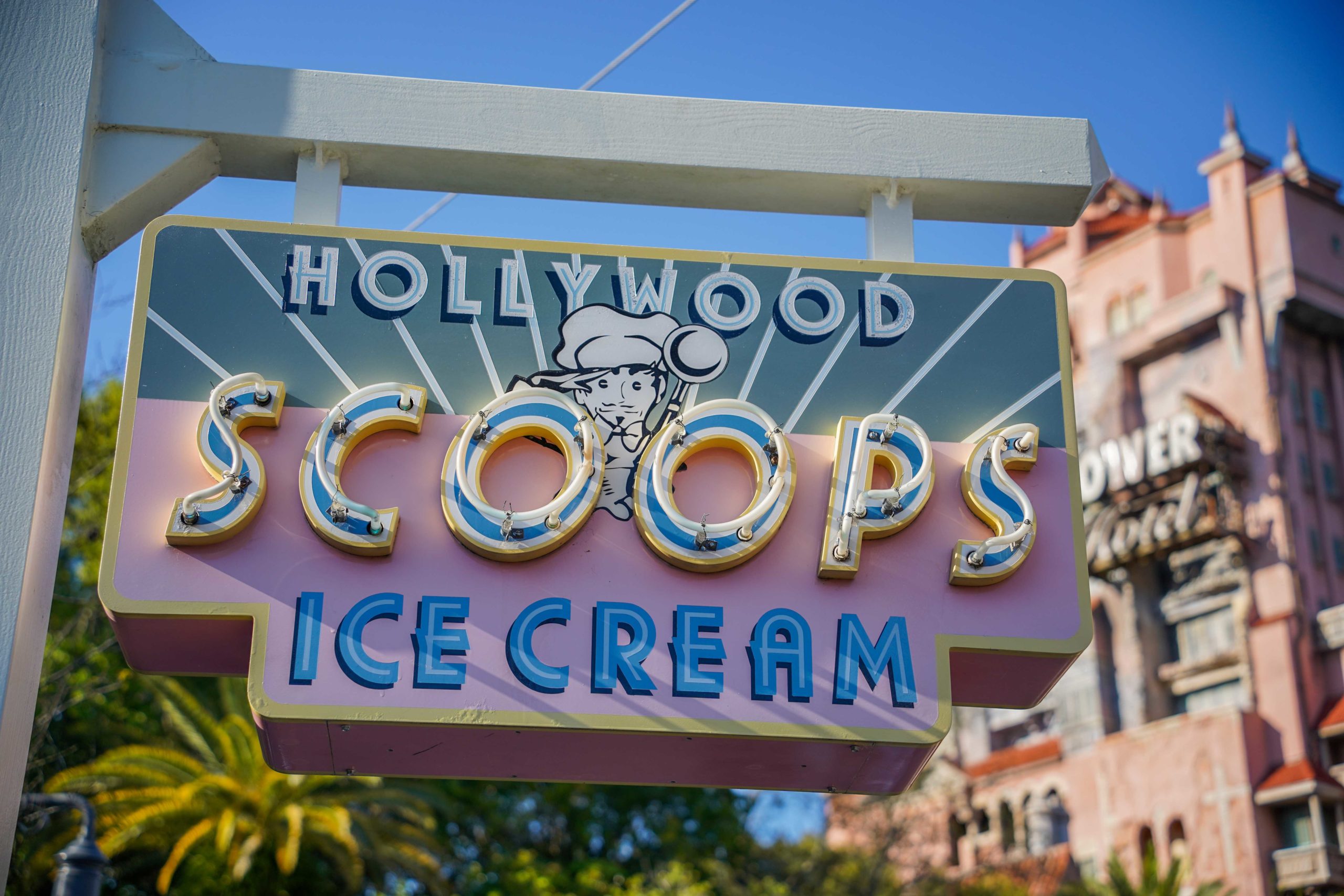 hollywood-scoops-sign-5336350