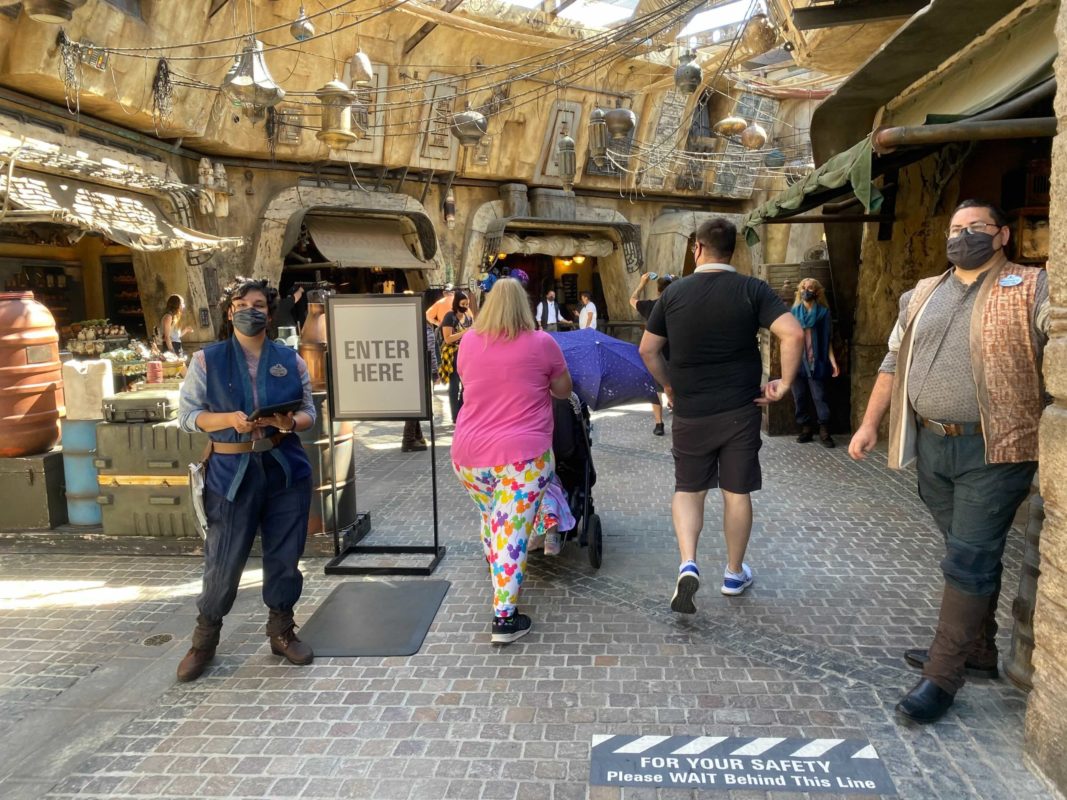 disneyland-galaxys-edge-market-physical-distancing-11-7258334
