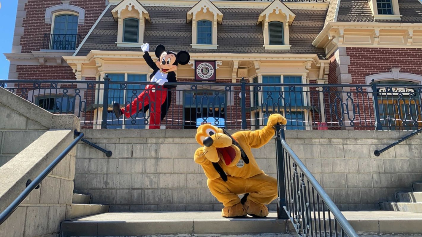 disneyland-mickey-and-friends-photo-op-main-street-6-3007582