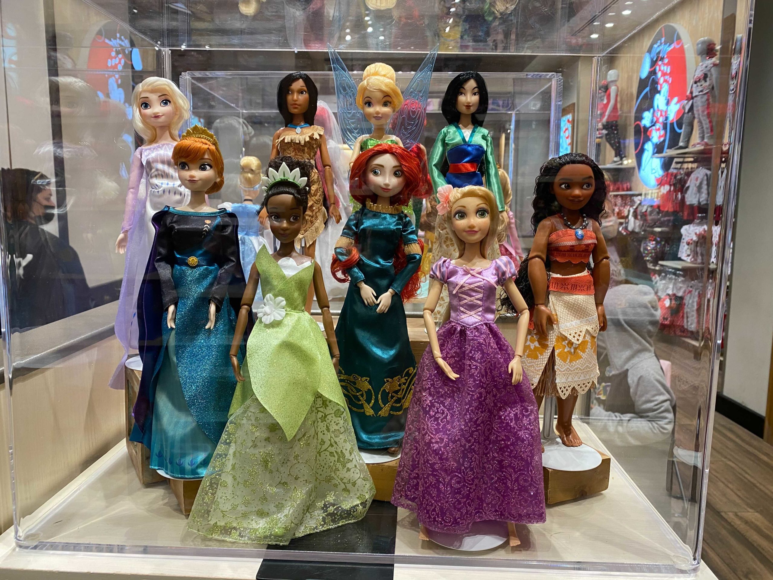 downtown-disney-district-plastic-free-packaging-classic-dolls-4-8018701