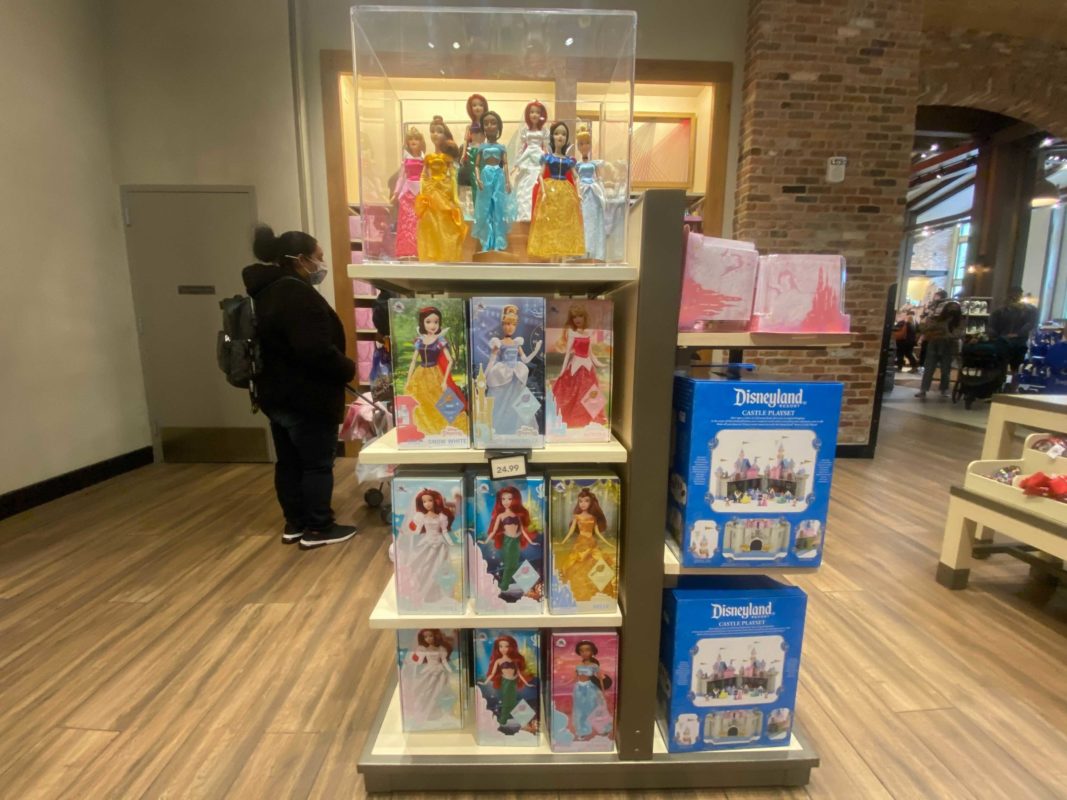 downtown-disney-district-plastic-free-packaging-classic-dolls-7-1860446