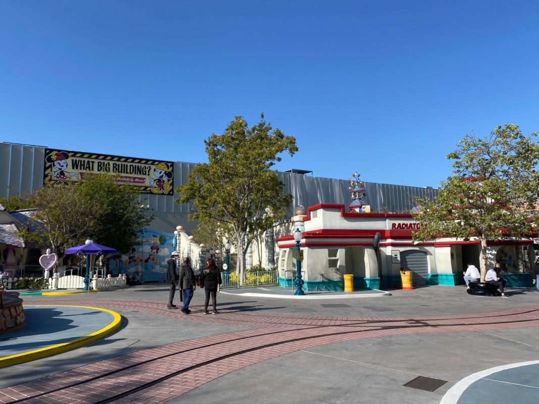 mickey-minnies-runaway-railway-show-building-toon-town-disneyland-6-5998835