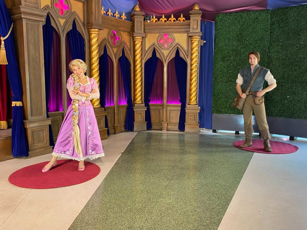 royal-theater-distanced-meet-and-greets-disneyland-park-2